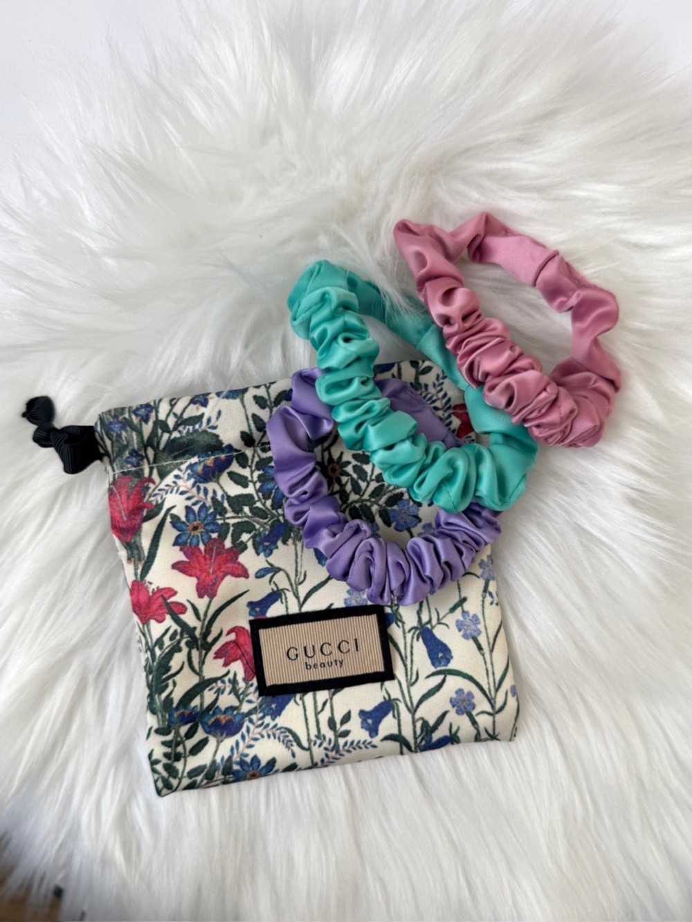 Gucci Beauty Satin Scrunchies set of 3 in floral dust mini bag New - Picture 4 of 6